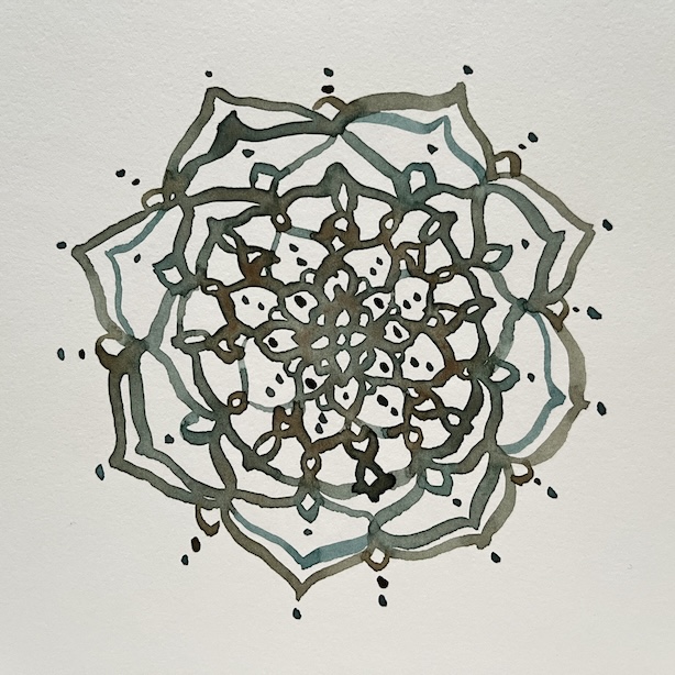 Poltetulla siennalla ja kylmällä sinisellä maalattu akvarellimandala