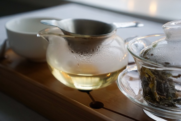 Kuva vihreästä teestä lasisessa teekannussa