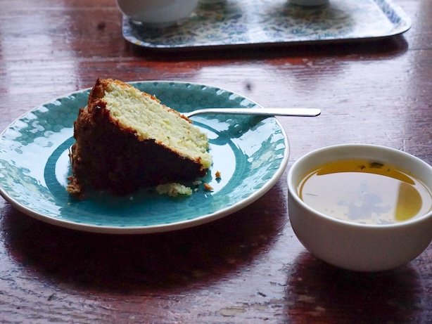 Teekuppi ja kaukkupala lautasella