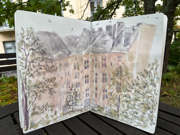 Ulkona kuvattu luonnoskirja-aukeama sisäpihakorttelista