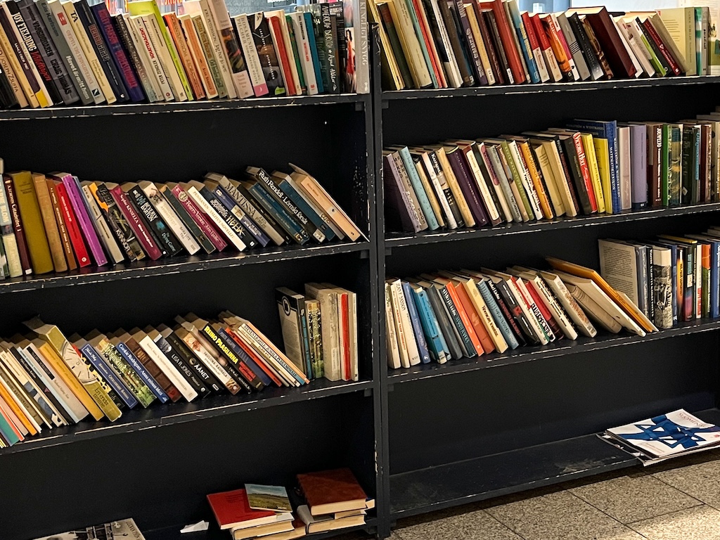 Kirjoja kierrätyshyllyssä