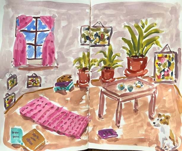 Luonnoskirja-aukeama, jolle on maalattu guassikuva huoneesta, jossa on vaaleanpunaiset verhot ja vaaleanpunainen matto, kasveja, kirjoja, tauluja, pöytä, teekuppeja ja koira