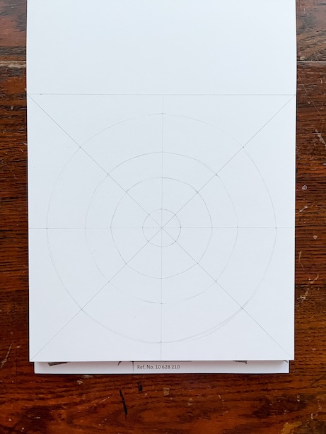 Mandalan apuviivat piirrettynä luonnoslehtiöön