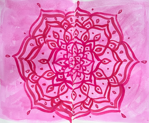 Pinkille taustalle maalattu punainen mandala