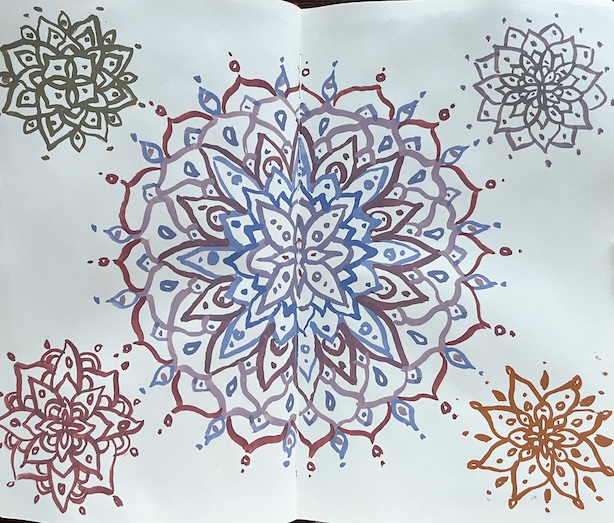 Murretuilla väreillä maalattuja mandaloita