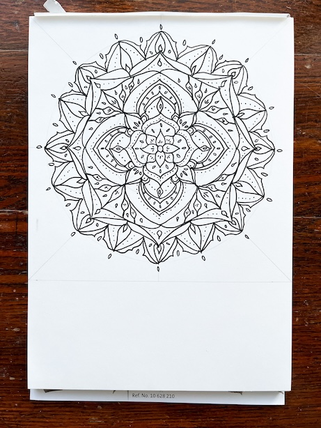 Apuviivoille piirretty mandala