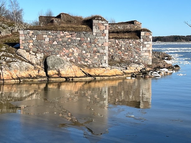 Valokuva näkymästä Suomenlinnassa