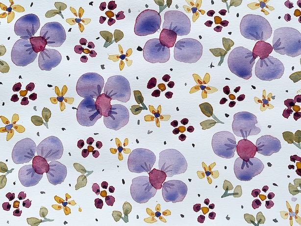 Akvarellilla maalattu kukkakuvio, jossa isoja violetteja kukkia, pieniä keltaisia ja punaisia kukkia sekä pieniä vihreitä lehtiä