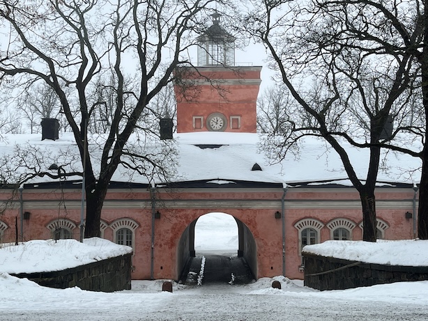 Valokuva Suomenlinnan rantakasarmista talvipäivänä