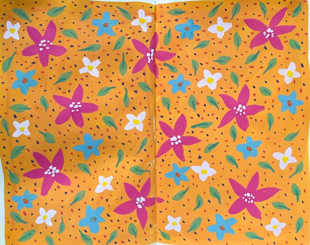 Luonnoskirja-aukeama, jolla lämpöisen oranssille taustalle maalattu guassikuva pinkeistä, sinistä ja valkoisista kukista ja vihreistä lehdistä