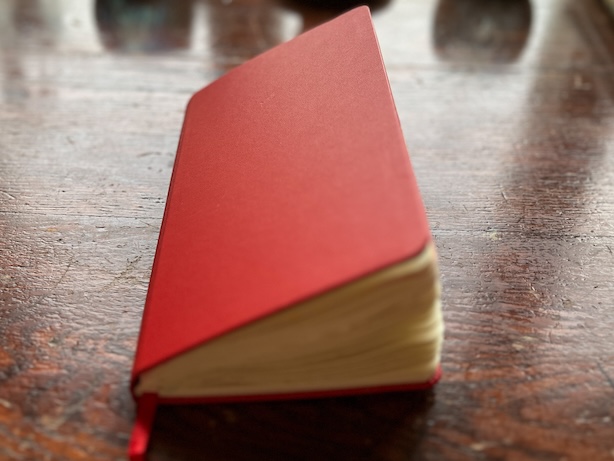 Luonnoskirja, jonka kannet eivät pysy kiinni