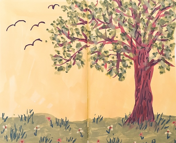 Luonnoskirja-aukeamalle maalattu guassimaisema, jossa puu, vihreää nurmikkoa ja pieniä kukkia sekä keltainen taivas, jolla lentää kolme lintua