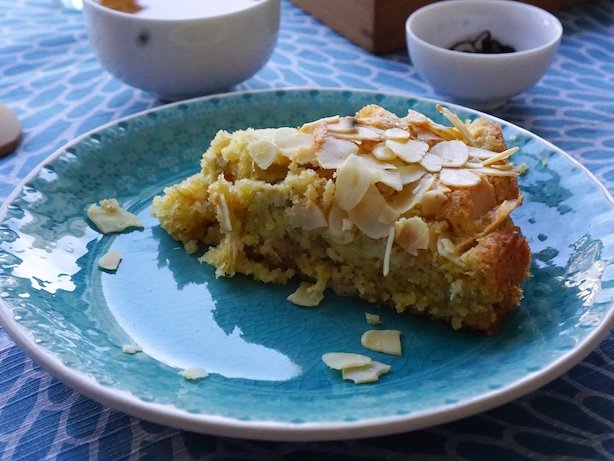 Valokuva raparperi-mantelikakkupalasta