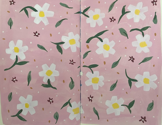 Luonnoskirjassa guassimaalaus, jossa vaaleanpunaisella taustalla suuria valkoisia ja pieniä tummanpunaisia kukkia sekä vihreitä lehtiä.