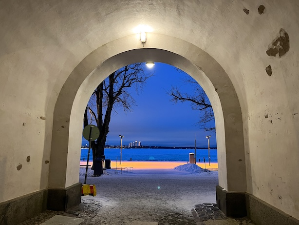 Valokuva sinisestä hetkestä tunnelin läpi Suomenlinnassa