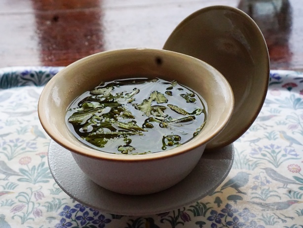 Gaiwanissa hautuva yrttiteesekoitus