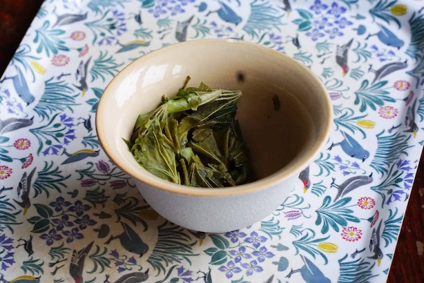 Tarjotin, jolla gaiwanissa esillä haudutetut viherteelehdet