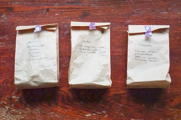 Kolme paperipussia, joissa yrttiteesekoituksia
