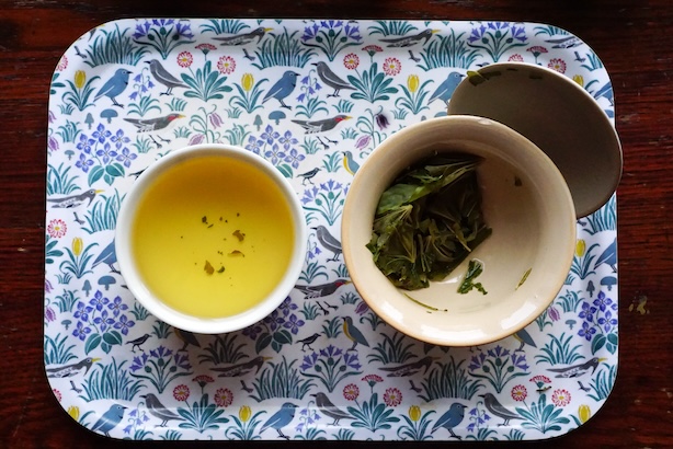 Tarjotin, jolla gaiwan ja teekupissa haudutettu tee