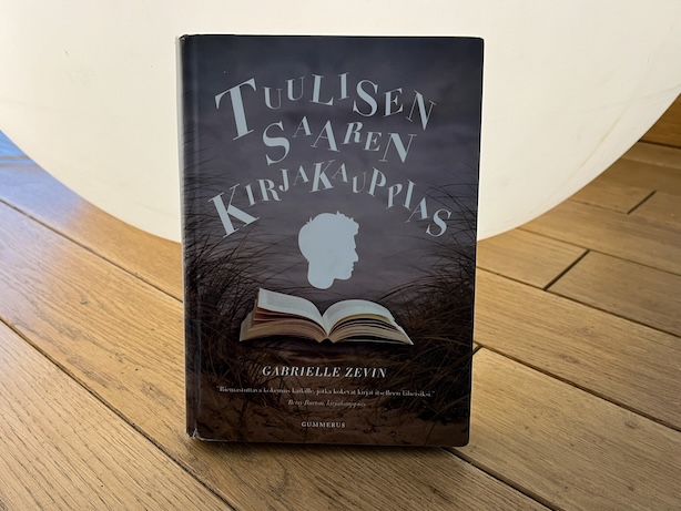 Tuulisen saaren kirjakauppias kirjan kansikuva