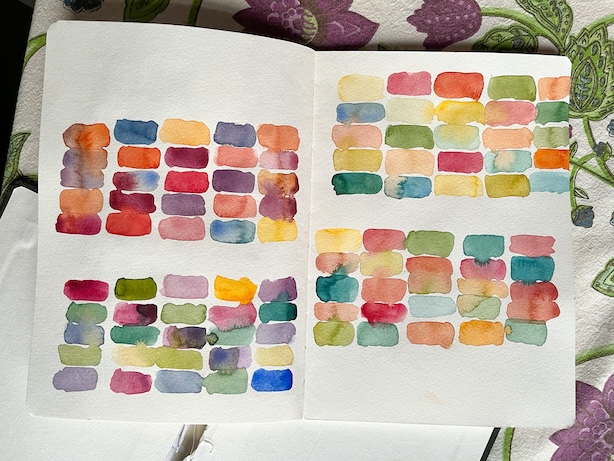 Luonnoskirja-aukeama, jolle on maalattu neljä spontaania värien sekoitusruudukkoa