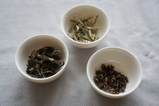 Kuva kolmesta kupista, joissa eri teelaatuja